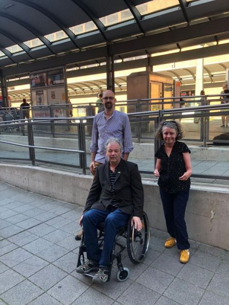 Alex v. Fintel, Katrin Langensiepen und Jochen Haake im Rollstuhl am Bahnsteig in WHV